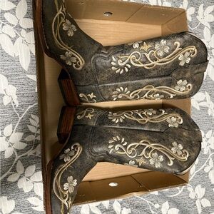 9.5 Circle G Tan Leather Boots with Black Soles